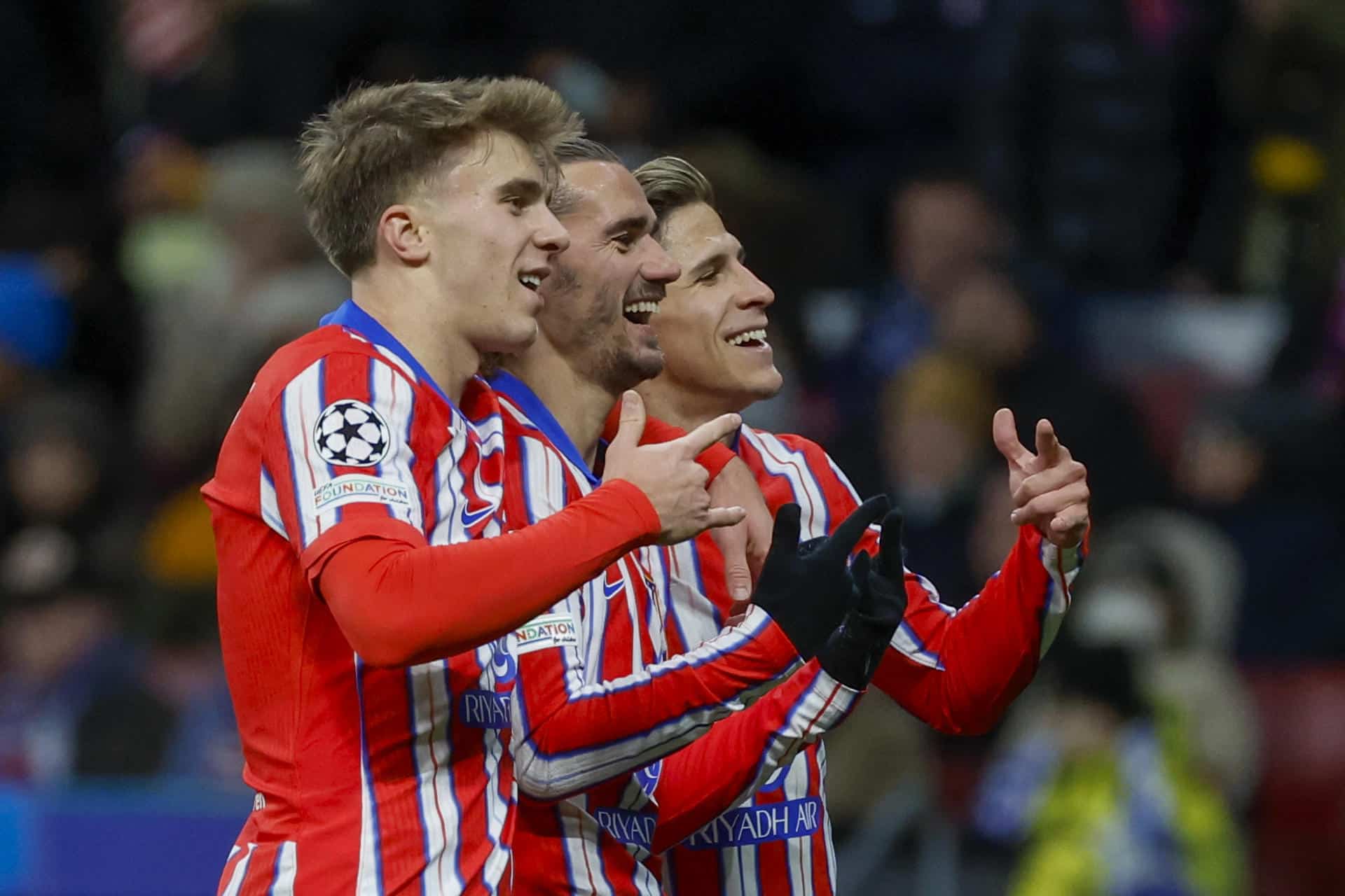 Pablo Barrios, Griezmann y Giuliano celebran un gol en una foto de archivo. EFE / Juanjo Martín.