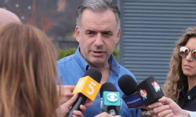 El presidente electo de Uruguay Ymandú Orsi, habla a la prensa antes de reunirse con su gabinete de ministros este sábado en Canelones (Uruguay). EFE/ Gaston Britos