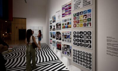 Imagen de archivo de visitantes que observan la muestra de Cumbia y Apañe exhibida en el Museo de Arte Contemporáneo, el 28 de junio de 2024 en Monterrey (México). EFE/ Miguel Sierra