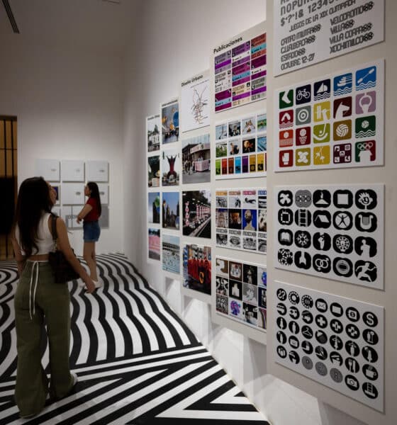 Imagen de archivo de visitantes que observan la muestra de Cumbia y Apañe exhibida en el Museo de Arte Contemporáneo, el 28 de junio de 2024 en Monterrey (México). EFE/ Miguel Sierra