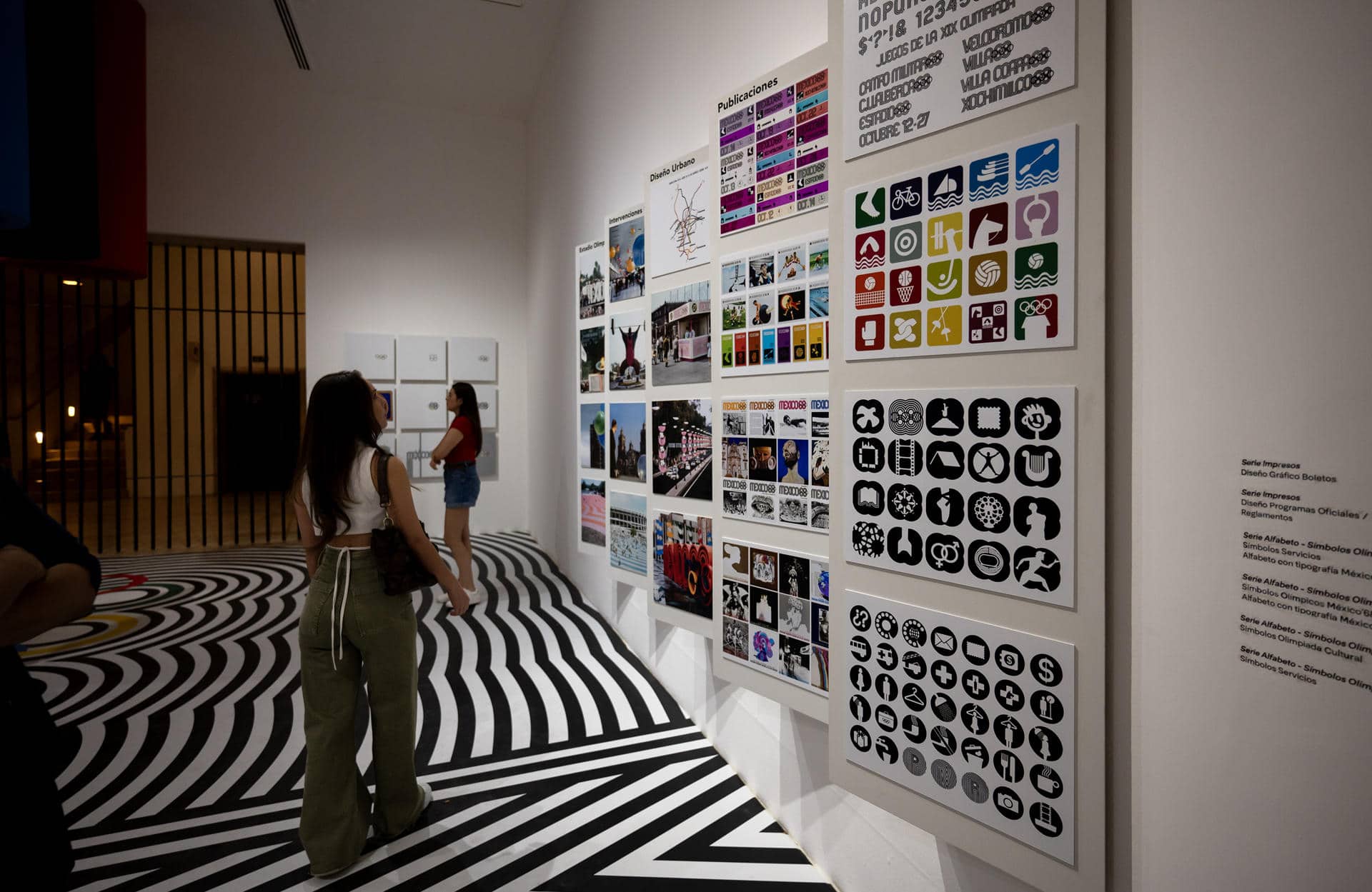 Imagen de archivo de visitantes que observan la muestra de Cumbia y Apañe exhibida en el Museo de Arte Contemporáneo, el 28 de junio de 2024 en Monterrey (México). EFE/ Miguel Sierra