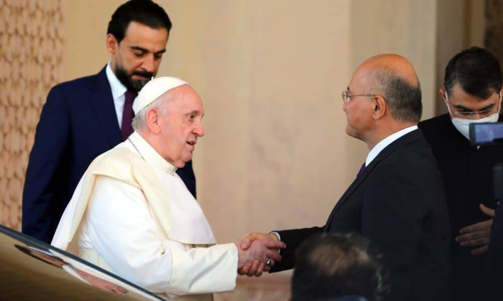 El papa Francisco (izq.) estrecha la mano del presidente iraquí, Barham Salih (der.) al salir del palacio presidencial tras una ceremonia oficial de bienvenida, en Bagdad, el 5 de marzo de 2021. EFE/EPA/AHMED JALIL