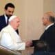 El papa Francisco (izq.) estrecha la mano del presidente iraquí, Barham Salih (der.) al salir del palacio presidencial tras una ceremonia oficial de bienvenida, en Bagdad, el 5 de marzo de 2021. EFE/EPA/AHMED JALIL