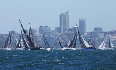 La flota de la regata Sídney-Hobart al poco de la partida. EFE/EPA/MARK EVANS AUSTRALIA AND NEW ZEALAND OUT