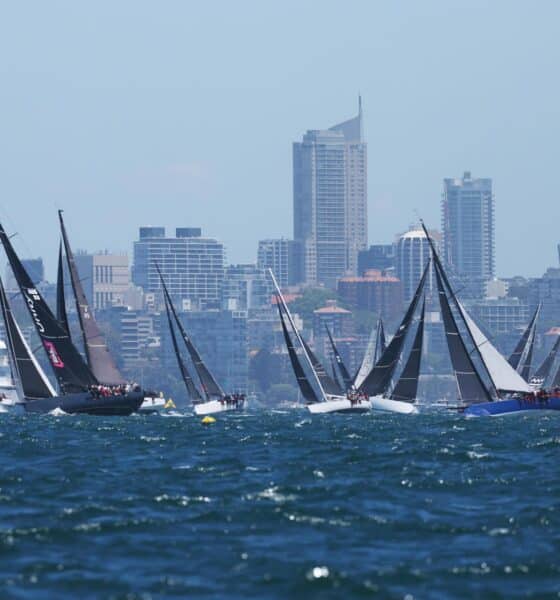 La flota de la regata Sídney-Hobart al poco de la partida. EFE/EPA/MARK EVANS AUSTRALIA AND NEW ZEALAND OUT