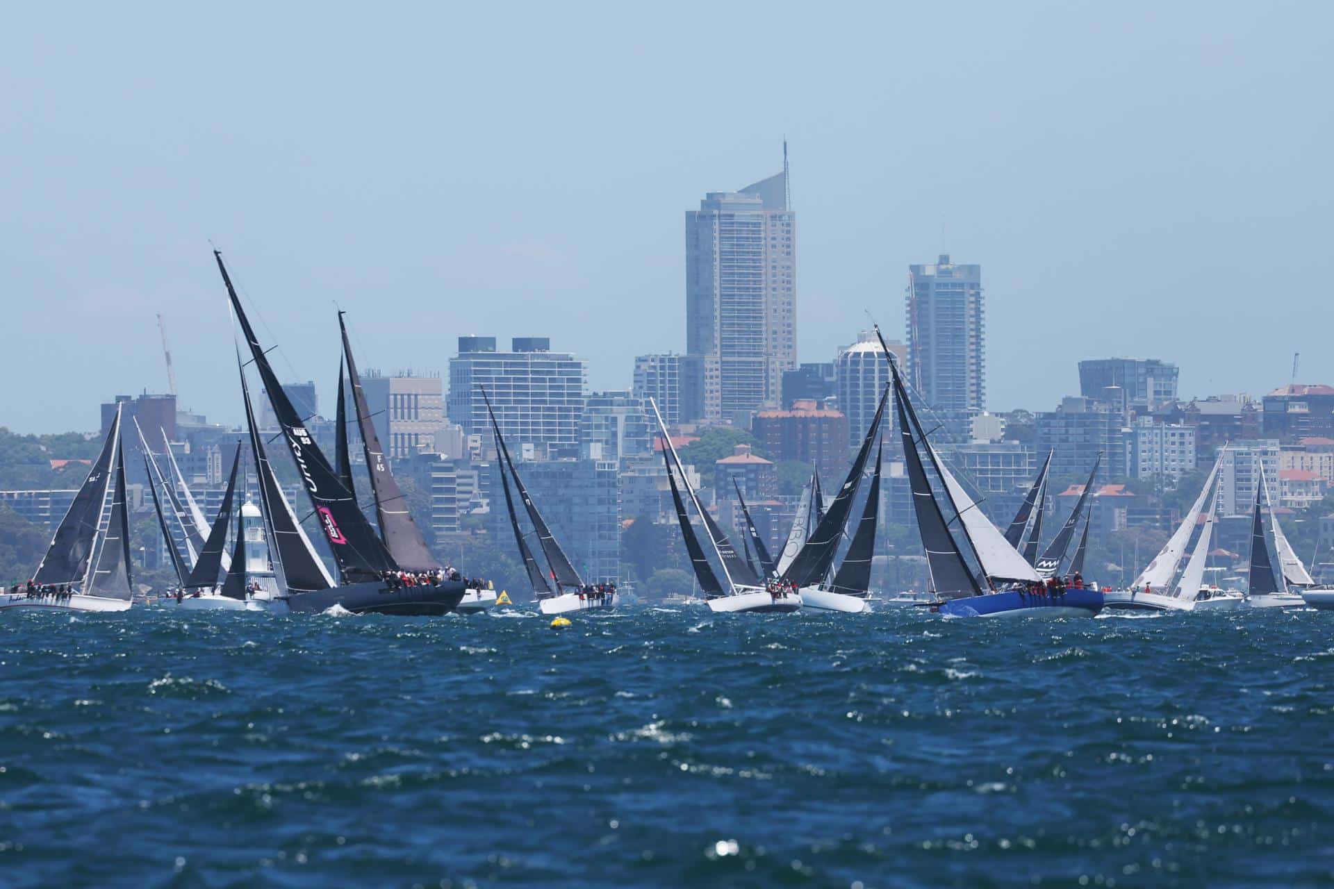 La flota de la regata Sídney-Hobart al poco de la partida. EFE/EPA/MARK EVANS AUSTRALIA AND NEW ZEALAND OUT