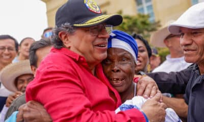 Fotografía cedida por la oficina de prensa de la presidencia de Colombia del presidente, Gustavo Petro (i), reunido con habitantes de calle en la Plaza de Armas de la Casa de Nariño este martes, en Bogotá (Colombia). EFE/ Presidencia De Colombia