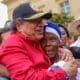 Fotografía cedida por la oficina de prensa de la presidencia de Colombia del presidente, Gustavo Petro (i), reunido con habitantes de calle en la Plaza de Armas de la Casa de Nariño este martes, en Bogotá (Colombia). EFE/ Presidencia De Colombia