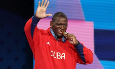 Fotografía tomada el 6 de agosto pasado al luchador cubano Mijain López durante la celebración de la conquista de la medalla de oro en la final de los 130 kilogramos de la lucha grecorromana de los Juegos Olímpicos París. EFE/ Miguel Gutiérrez.