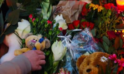 Peluches, velas y flores reposan en el sitio oficial de luto frente a la iglesia de San Juan para rendir homenaje tras un ataque mediante embestida vehicular en el mercado navideño de Magdeburgo, Alemania. EFE/Filip Singer