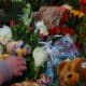 Peluches, velas y flores reposan en el sitio oficial de luto frente a la iglesia de San Juan para rendir homenaje tras un ataque mediante embestida vehicular en el mercado navideño de Magdeburgo, Alemania. EFE/Filip Singer