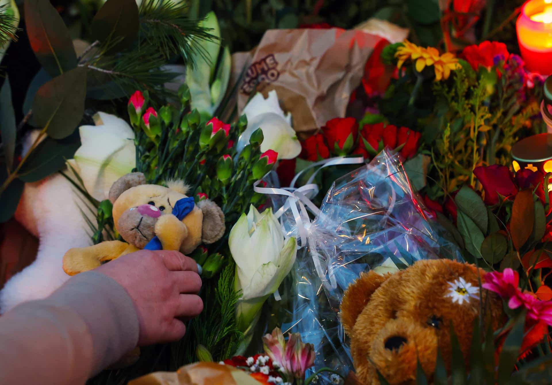 Peluches, velas y flores reposan en el sitio oficial de luto frente a la iglesia de San Juan para rendir homenaje tras un ataque mediante embestida vehicular en el mercado navideño de Magdeburgo, Alemania. EFE/Filip Singer