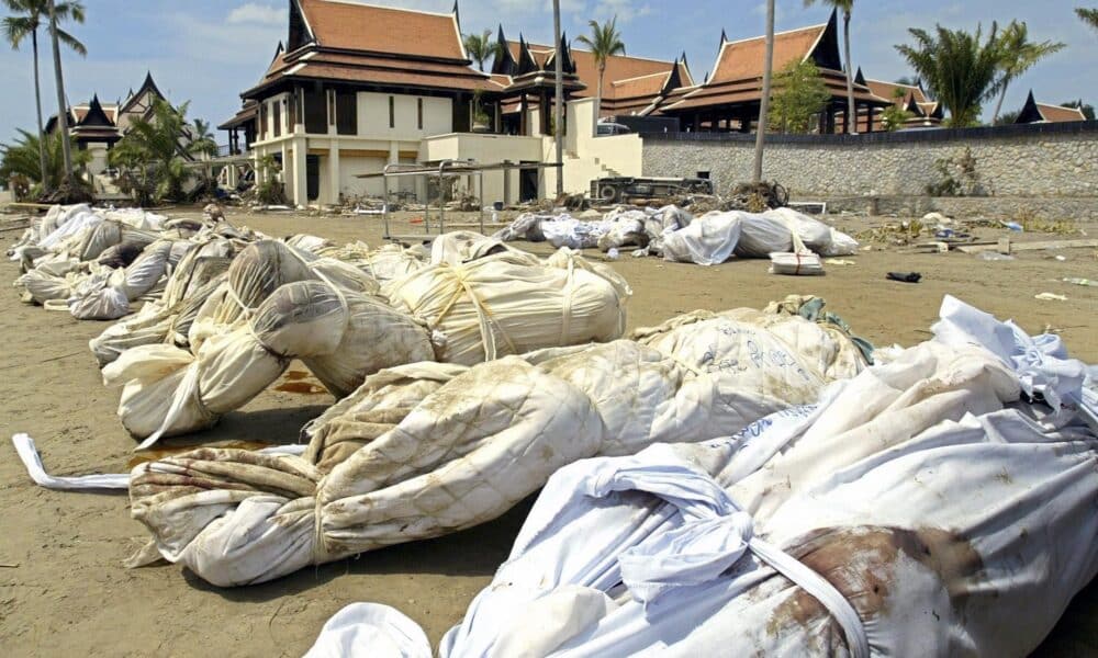 Fotografía de archivo del 29 de diciembre de 2004 (republicada el 23 de diciembre de 2024) de varios cadáveres frente al hotel Sofitel Magic Lagoon en Khao Lak, en la provincia de Phang Nga, tras el tsunami del océano Índico de 2004. EFE/EPA/RUNGROJ YONGRIT *** Local Caption *** 51697555