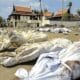 Fotografía de archivo del 29 de diciembre de 2004 (republicada el 23 de diciembre de 2024) de varios cadáveres frente al hotel Sofitel Magic Lagoon en Khao Lak, en la provincia de Phang Nga, tras el tsunami del océano Índico de 2004. EFE/EPA/RUNGROJ YONGRIT *** Local Caption *** 51697555