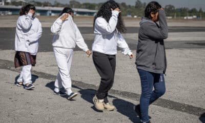 Un grupo de personas llega a la Fuerza Aérea de Guatemala deportados desde Estados Unidos este viernes, en Ciudad de Guatemala (Guatemala). Durante 2024, Guatemala recibió más de 60.000 personas deportadas entre ellas más de 4.000 menores de edad. EFE/ David Toro