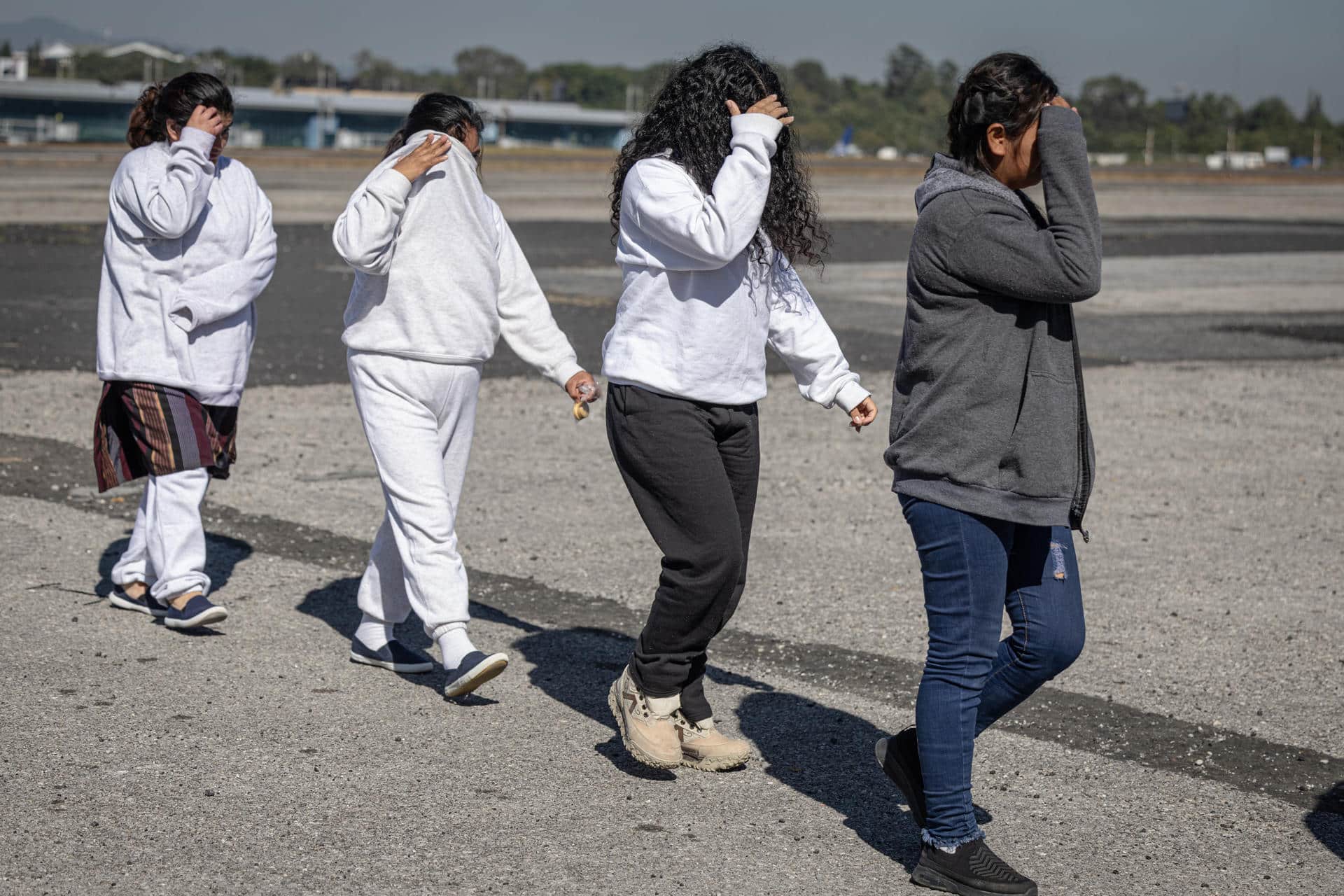 Un grupo de personas llega a la Fuerza Aérea de Guatemala deportados desde Estados Unidos este viernes, en Ciudad de Guatemala (Guatemala). Durante 2024, Guatemala recibió más de 60.000 personas deportadas entre ellas más de 4.000 menores de edad. EFE/ David Toro