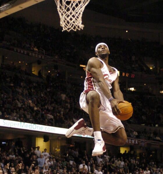 Fotografía de archivo de Lebron James, quien este lunes celebró su cuadragésimo aniversario. EPA/David Maxwell