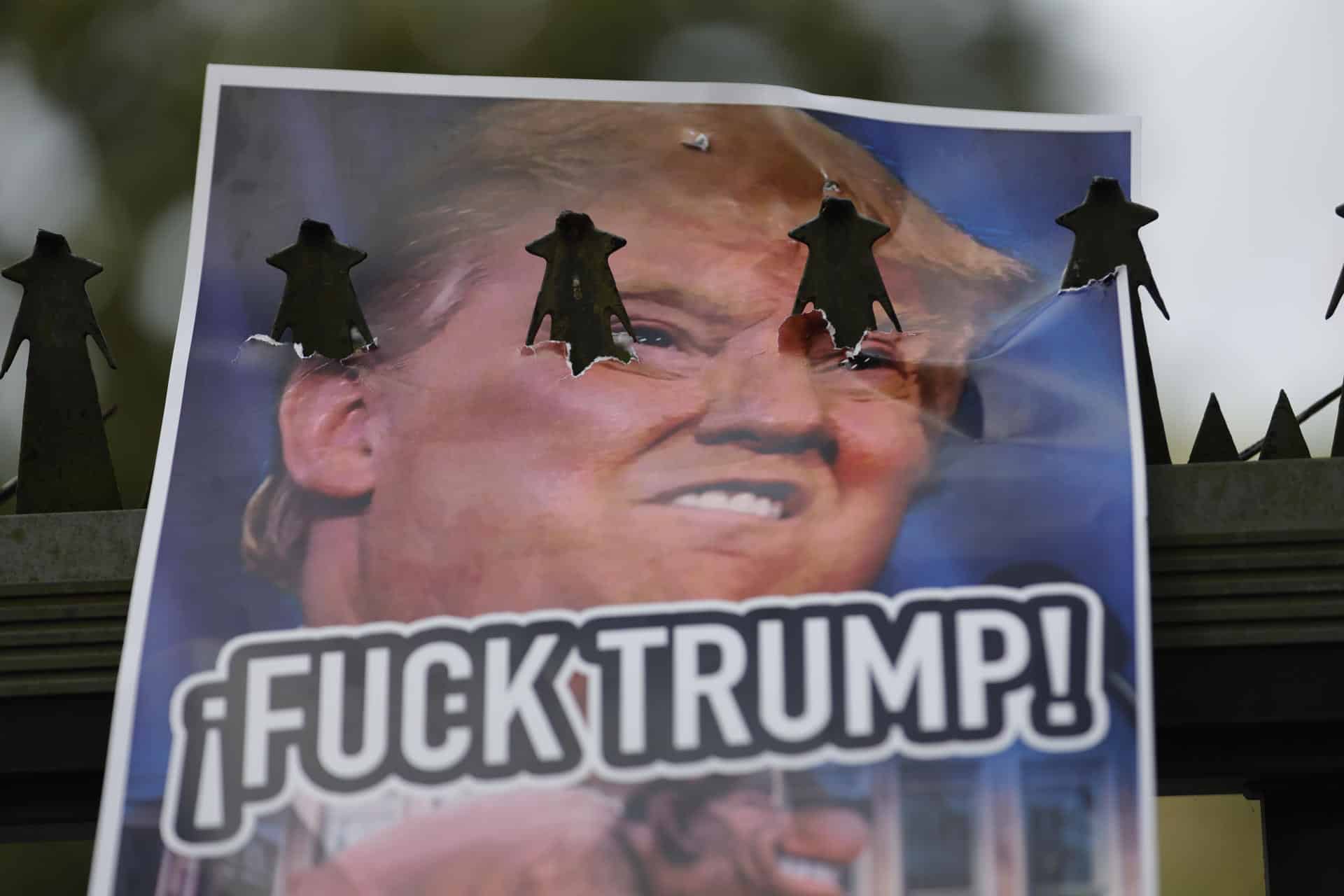 Fotografía de un cartel con la imagen de Donald Trump durante una manifestación frente a la Embajada de Estados Unidos este martes, en Ciudad de Panamá (Panamá). EFE/ Bienvenido Velasco