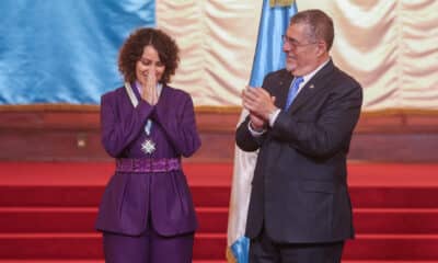 El presidente de Guatemala, Bernardo Arévalo de León, condecora a la cantautora Gaby Moreno (i) este lunes, en Ciudad de Guatemala (Guatemala). EFE/ Mariano Macz