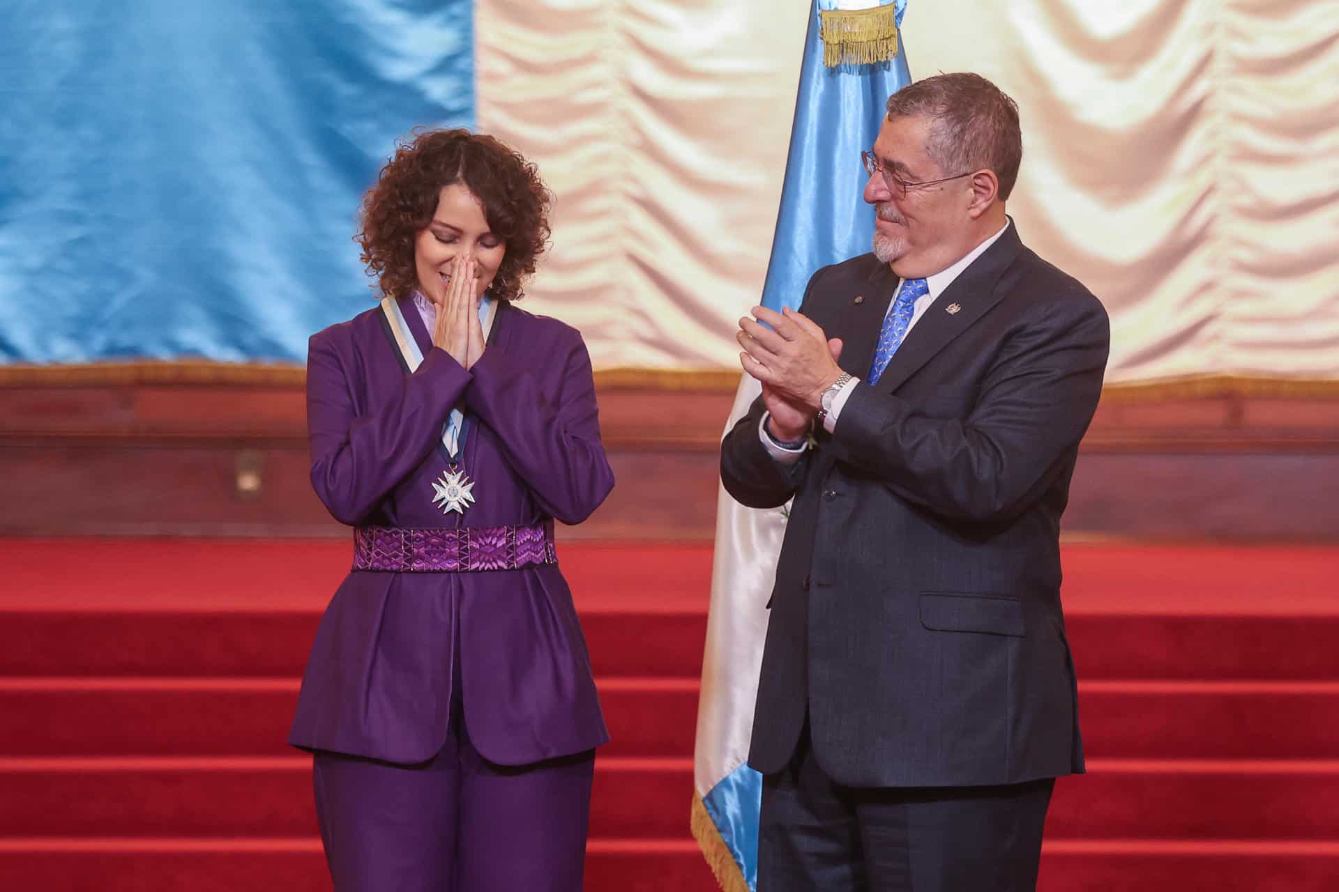 El presidente de Guatemala, Bernardo Arévalo de León, condecora a la cantautora Gaby Moreno (i) este lunes, en Ciudad de Guatemala (Guatemala). EFE/ Mariano Macz