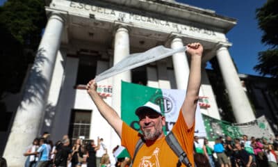 Integrantes de organismos de Derechos Humanos se manifiestan en frente de lo que fue un centro de tortura durante la dictadura, luego transformado en espacio de memoria, este viernes en Buenos Aires (Argentina). EFE/Juan Ignacio Roncoroni