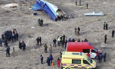 Servicios de emergencias trabajan en el lugar del siniestro aéreo cerca de Aktau (Kazajistán). EFE/EPA/ Azamat Sarsenbayev