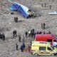 Servicios de emergencias trabajan en el lugar del siniestro aéreo cerca de Aktau (Kazajistán). EFE/EPA/ Azamat Sarsenbayev