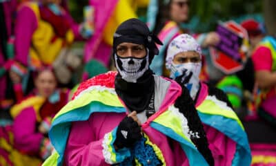 Una persona disfrazada participa en el tradicional Festival de Las Máscaras de Hatillo este sábado, en Hatillo (Puerto Rico). EFE/ Thais Llorca