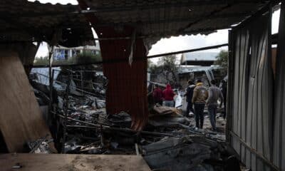 Fotografía de archivo de palestinos desplazados internos que inspeccionan los daños en un campamento de tiendas de campaña en la zona de Al-Mawasi tras un ataque aéreo israelí, cerca de Khan Younis, en el sur de la Franja de Gaza, el 5 de diciembre de 2024.EFE/EPA/Haitham Imad