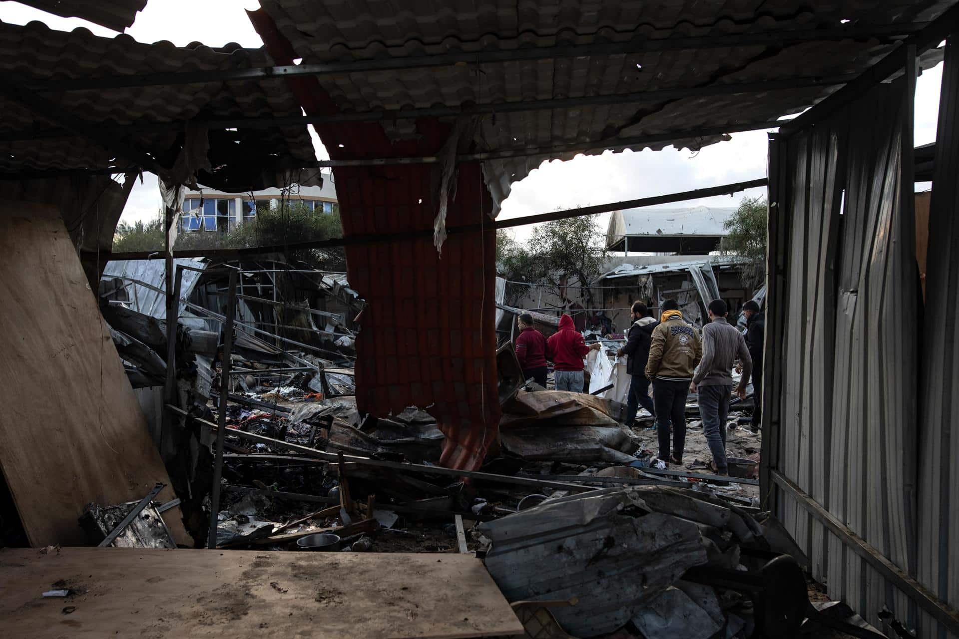 Fotografía de archivo de palestinos desplazados internos que inspeccionan los daños en un campamento de tiendas de campaña en la zona de Al-Mawasi tras un ataque aéreo israelí, cerca de Khan Younis, en el sur de la Franja de Gaza, el 5 de diciembre de 2024.EFE/EPA/Haitham Imad