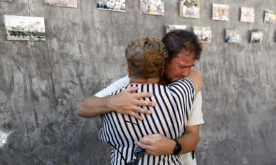 Los familiares de una víctima del tsunami de 2004 lloran este jueves durante una ceremonia religiosa para recordar el 20 aniversario del tsunami de 2004 en el Parque Memorial del Tsunami en Ban Nam Khem, en la provincia tailandesa Phang Nga (sur). EFE/EPA/RUNGROJ YONGRIT