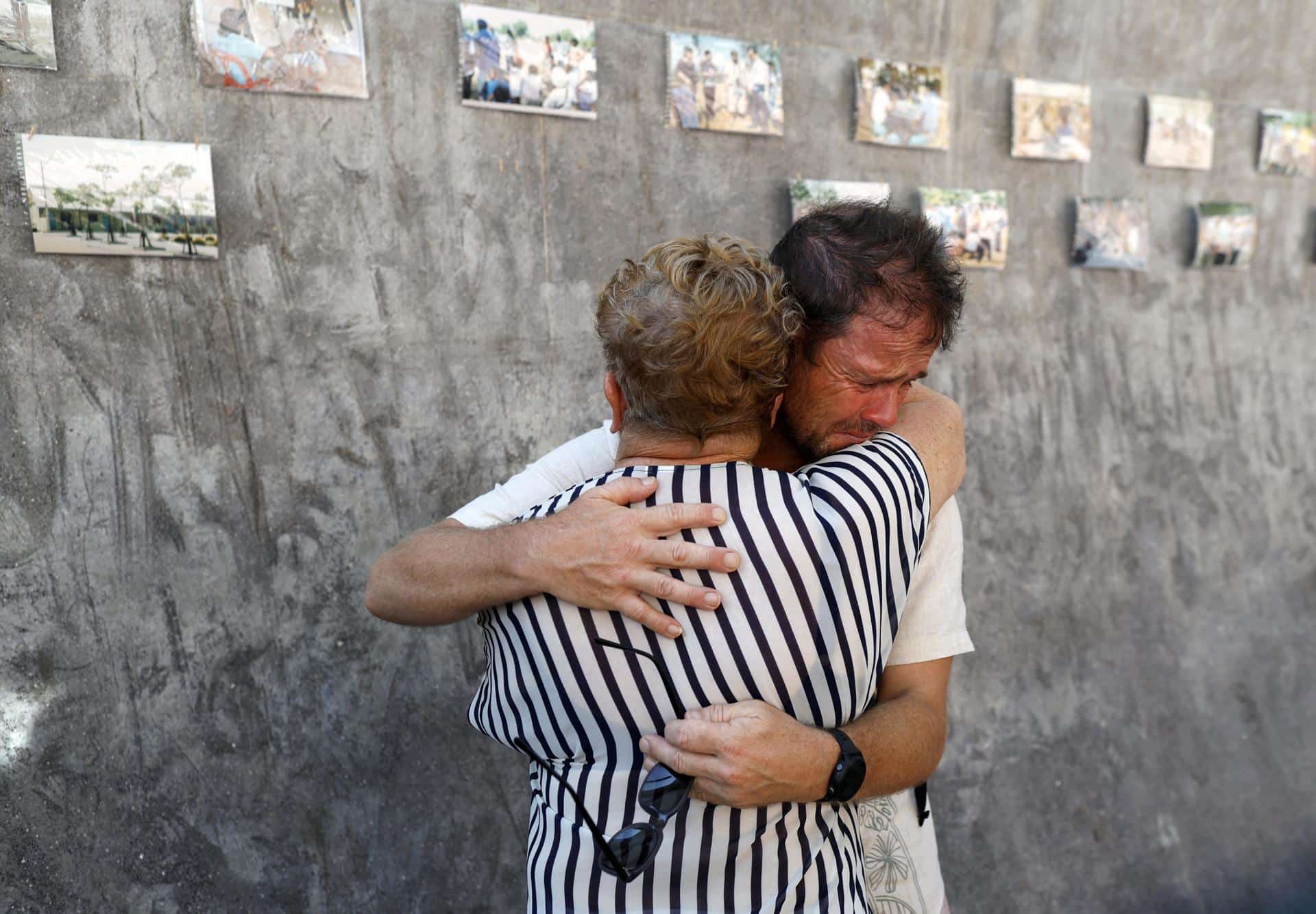 Los familiares de una víctima del tsunami de 2004 lloran este jueves durante una ceremonia religiosa para recordar el 20 aniversario del tsunami de 2004 en el Parque Memorial del Tsunami en Ban Nam Khem, en la provincia tailandesa Phang Nga (sur). EFE/EPA/RUNGROJ YONGRIT