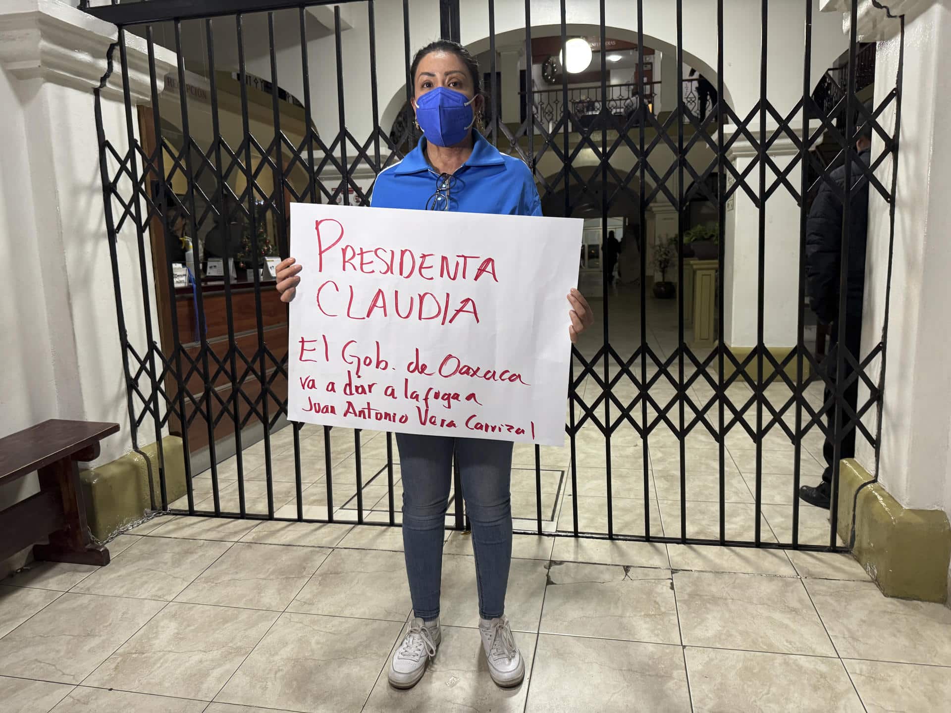 La saxofonista mexicana María Elena Ríos, sobreviviente de un intento de feminicidio, se manifiesta a las puertas de un hospital este jueves en la ciudad de Oaxaca (México). EFE/ Jesús Méndez