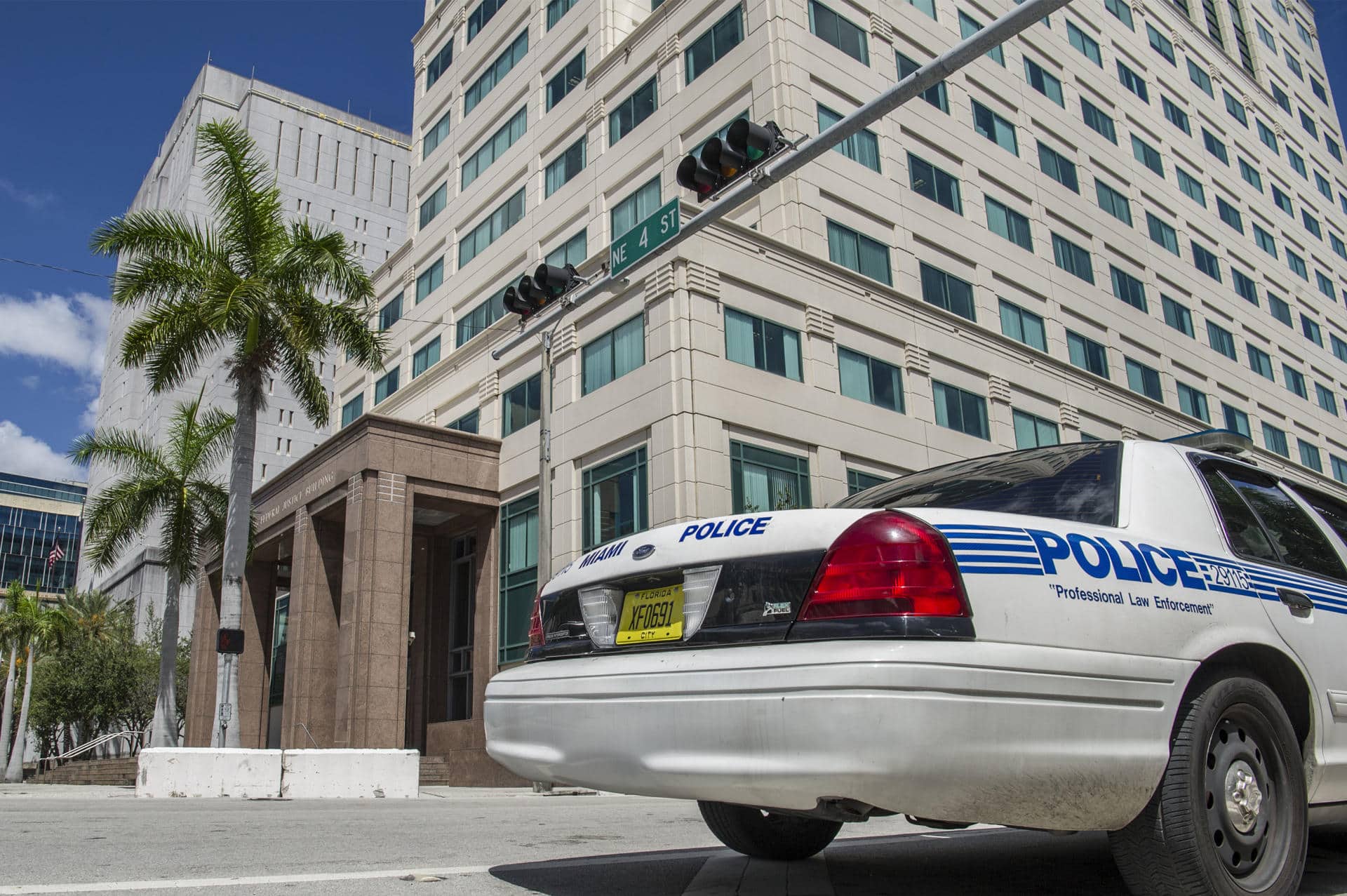 Imagen de archivo de un coche patrulla de la policía delante del edificio James L King de la corte federal de Justicia en Miami, Florida. EFE/Giorgio Viera