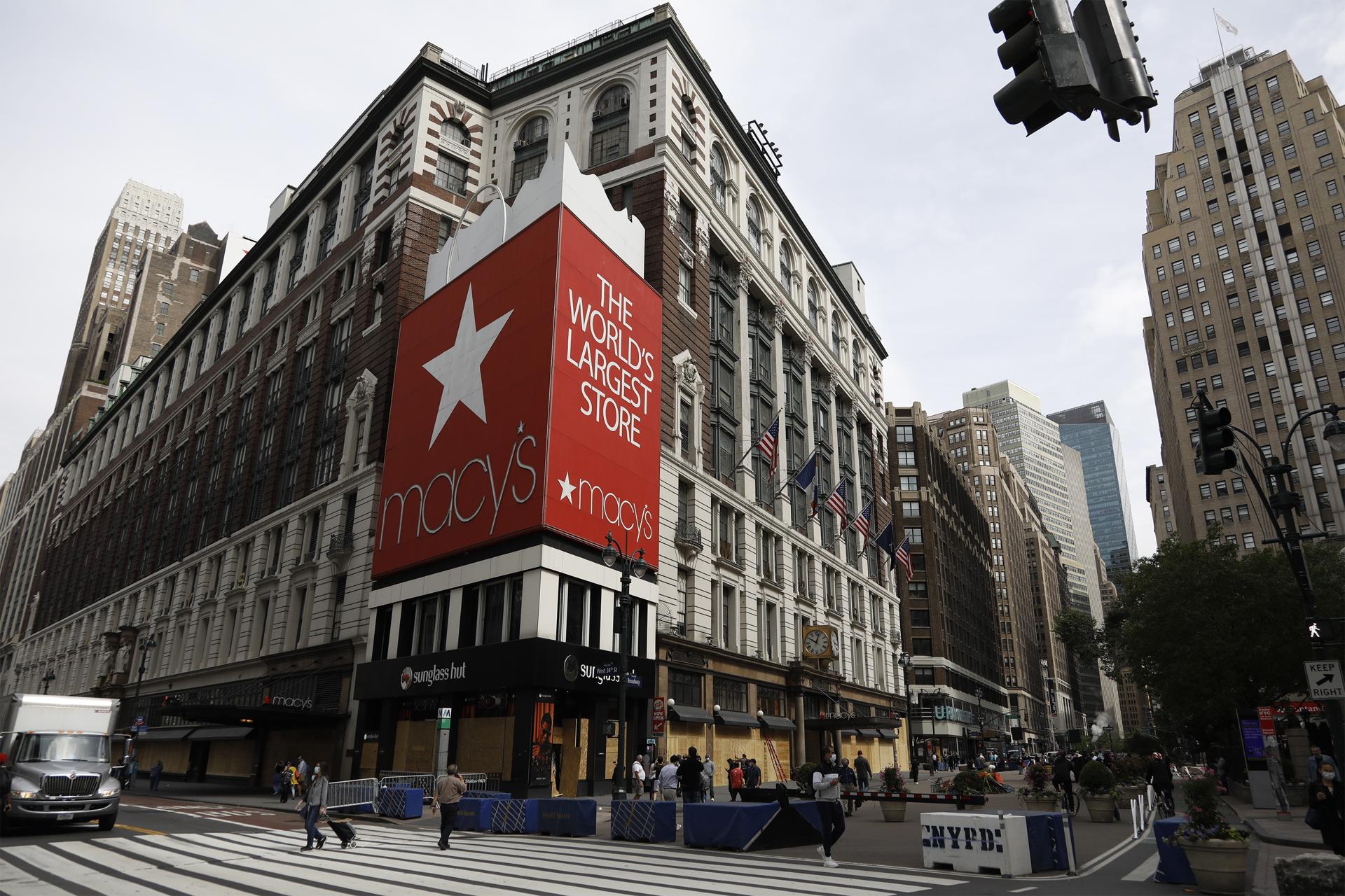 Fotografía de archivo en donde se ve una esquina de la calle Herald Square en Nueva York. EFE/JASON SZENES