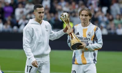 Los jugadores del Real Madrid Luka Modric (d) y Lucas Vázquez muestran al público el Trofeo de la Copa Intercontinental, en los momentos previos al partido de LaLiga entre el Real Madrid y el Sevilla, este domingo en el estadio Santiago Bernabéu. EFE/ JuanJo Martín