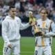 Los jugadores del Real Madrid Luka Modric (d) y Lucas Vázquez muestran al público el Trofeo de la Copa Intercontinental, en los momentos previos al partido de LaLiga entre el Real Madrid y el Sevilla, este domingo en el estadio Santiago Bernabéu. EFE/ JuanJo Martín