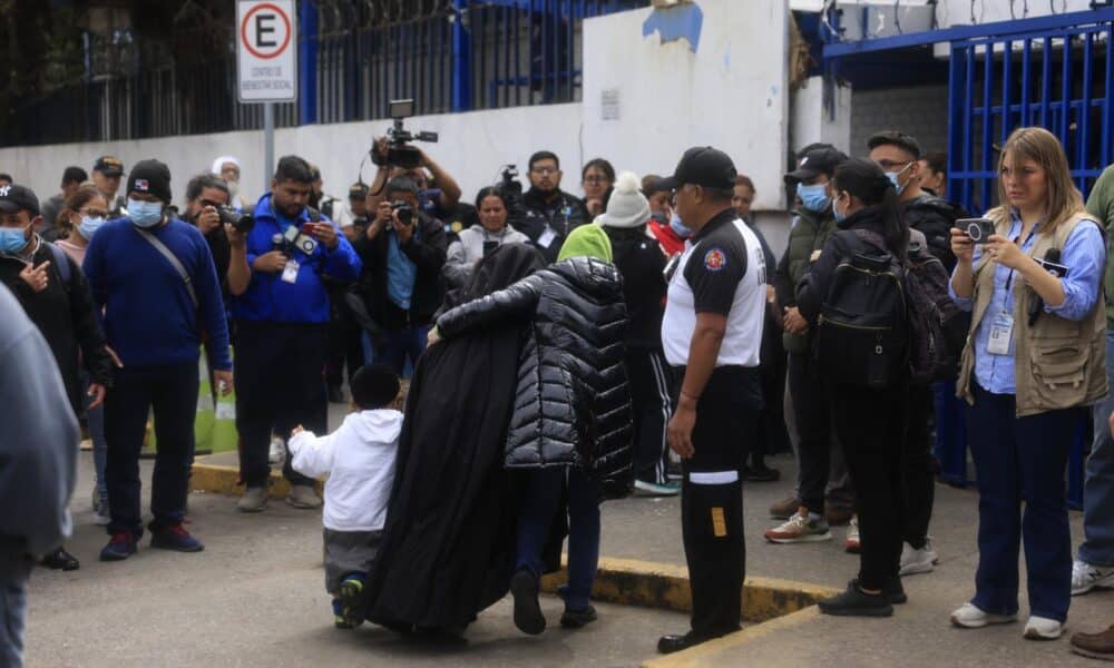 Menores de la secta Lev Tahor son trasladados por la Policía Nacional Civil de Guatemala y la Procuraduría General de la Nación (PGN) este lunes, en Ciudad de Guatemala (Guatemala).EFE/ Str