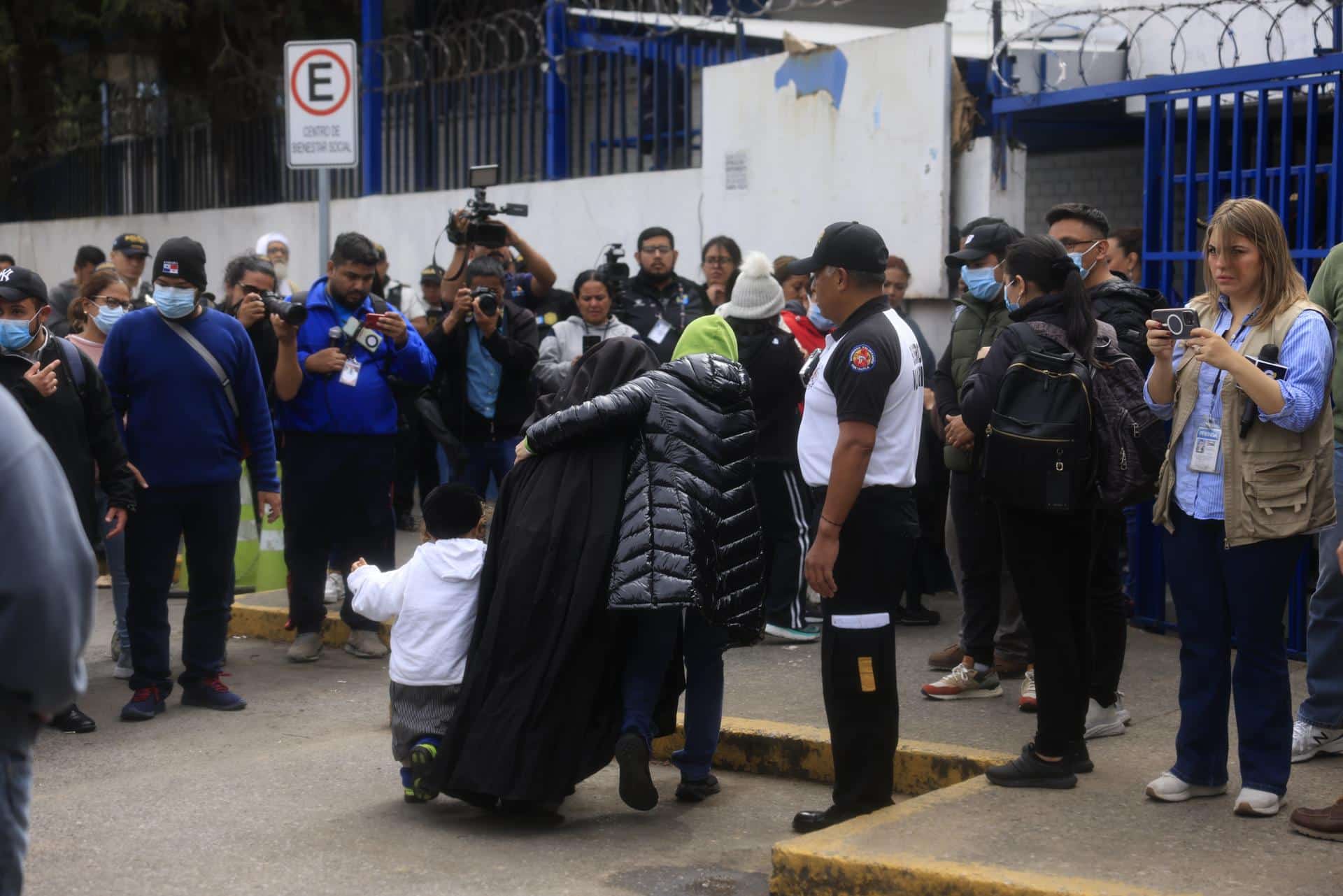 Menores de la secta Lev Tahor son trasladados por la Policía Nacional Civil de Guatemala y la Procuraduría General de la Nación (PGN) este lunes, en Ciudad de Guatemala (Guatemala).EFE/ Str