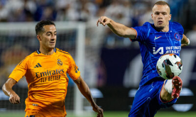 Lucas Vázquez de Real Madrid disputa un balón con Mijailo Mudryk de Chelsea en un partido amistoso entre Real Madrid y Chelsea, en el estadio Bank of America, en Charlotte, el pasado agosto (Estados Unidos). EFE/ Scott Kinser/Archivo