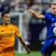 Lucas Vázquez de Real Madrid disputa un balón con Mijailo Mudryk de Chelsea en un partido amistoso entre Real Madrid y Chelsea, en el estadio Bank of America, en Charlotte, el pasado agosto (Estados Unidos). EFE/ Scott Kinser/Archivo