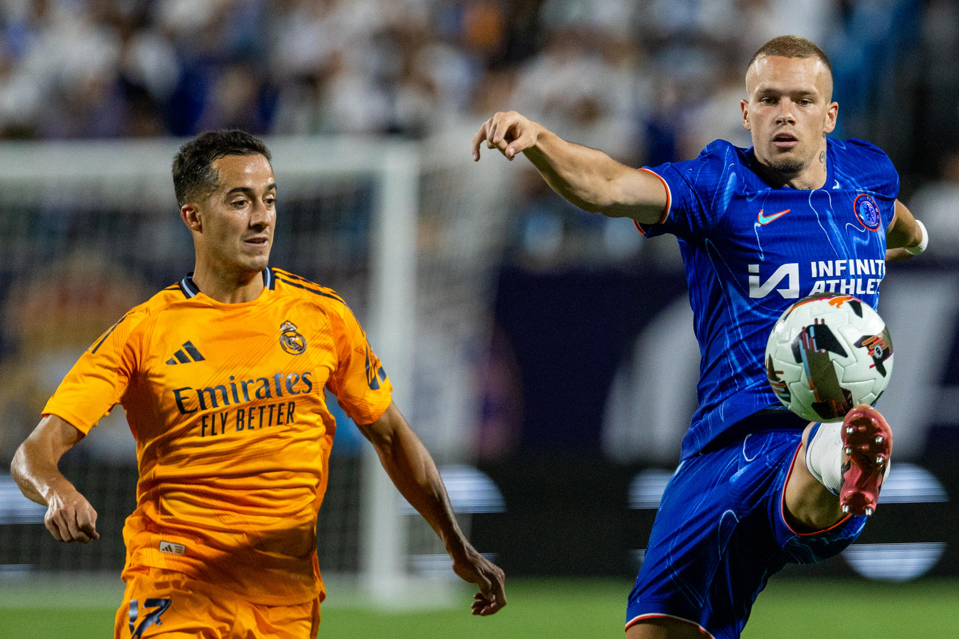 Lucas Vázquez de Real Madrid disputa un balón con Mijailo Mudryk de Chelsea en un partido amistoso entre Real Madrid y Chelsea, en el estadio Bank of America, en Charlotte, el pasado agosto (Estados Unidos). EFE/ Scott Kinser/Archivo