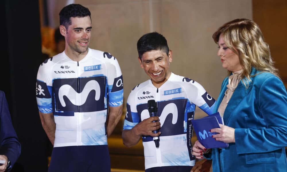 La ciclista colombiano Nairo Quintana (c) responde a una pregunta durante la presentación del equipo Movistar de ciclismo para la temporada 2025, este miércoles en Madrid. EFE/ Rodrigo Jiménez