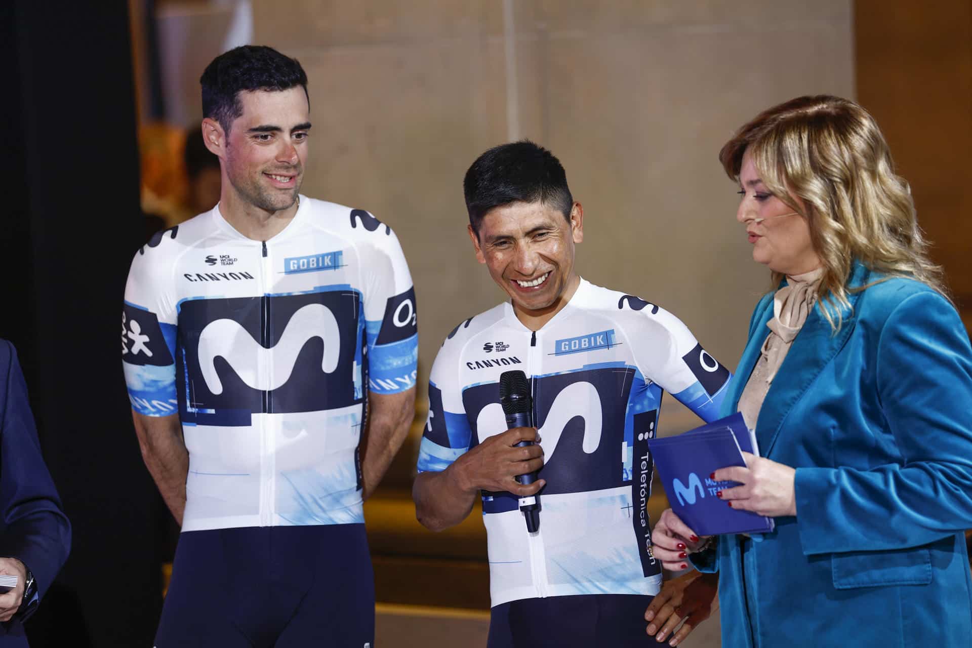 La ciclista colombiano Nairo Quintana (c) responde a una pregunta durante la presentación del equipo Movistar de ciclismo para la temporada 2025, este miércoles en Madrid. EFE/ Rodrigo Jiménez