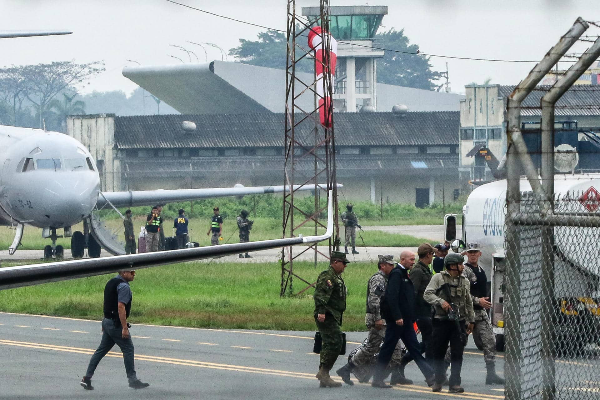 Fotografía de archivo en donde se ve al ministro de defensa de Ecuador, Gian Carlo Loffredo Rendon (3-d) mientras llega a la ciudad de Guayaquil (Ecuador). EFE/Jonathan Miranda