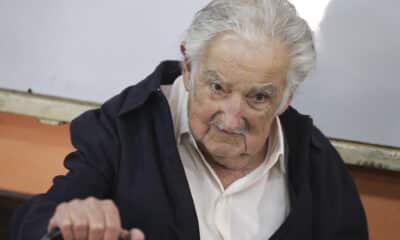 Fotografía de archivo del exmandatario de Uuruguay José Mujica tras votar en un colegio electoral ubicado en el Barrio Cerro de Montevideo, en las pasadas elecciones presidenciales. EFE/Raúl Martínez