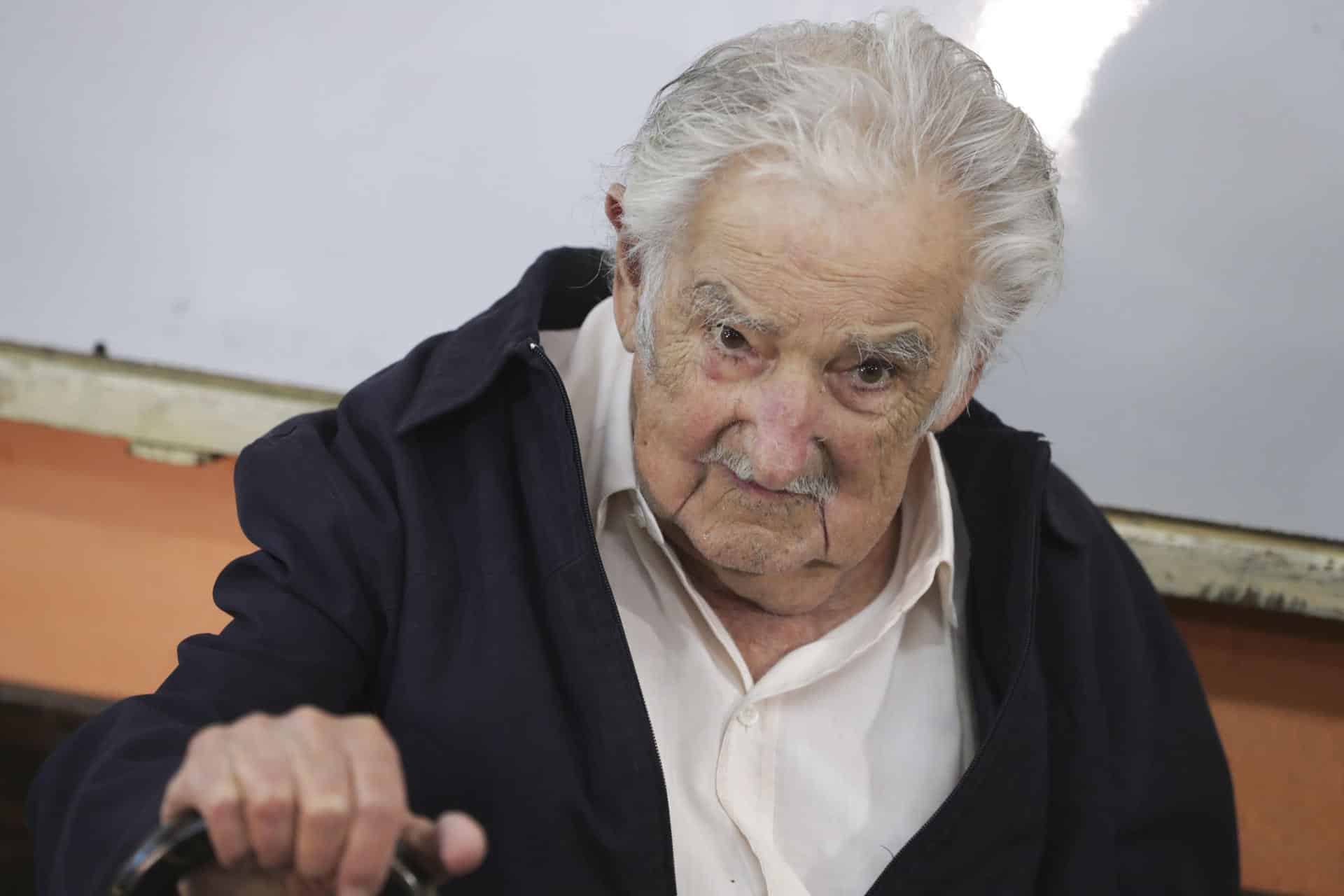 Fotografía de archivo del exmandatario de Uuruguay José Mujica tras votar en un colegio electoral ubicado en el Barrio Cerro de Montevideo, en las pasadas elecciones presidenciales. EFE/Raúl Martínez