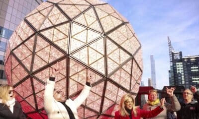 (De izq a dcha) El cantante Pitbull, el fundador de CleanBoss Joy Mangano y el presidente de Jamestown, Michael Phillips, reaccionan al encender la bola después de limpiar la bola de cristal de Nochevieja en lo alto de One Times Square en Nueva York, Nueva York, EE. UU., 27 de diciembre de 2024. EFE/SARAH YENESEL