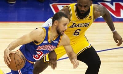 Fotografía de archivo en la que se registró al base estrella de los Warriors de Golden State, Stephen Curry (i), al intentar superar la marca del alero estrella de los Laker de Los Ángeles, LeBron James (d), durante un partido de la NBA, en el coliseo Chase Center de San Francisco (CA, EE.UU.). EFE/RossCameron