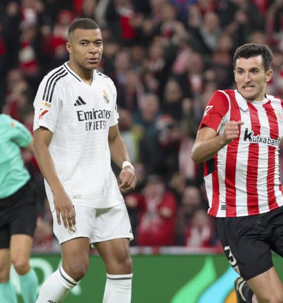 El delantero del Real Madrid Kylian Mbappé (i) tras fallar el penalti durante el partido de la jornada 19 de LaLiga que Athletic Club de Bilbao y Real Madrid disputaron en el estadio de San Mamés, en Bilbao. EFE/LUIS TEJIDO